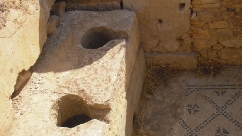 WC na archeologickm naleziti Bulla Regia, Tunisko, foto D. Kopakov, redakce